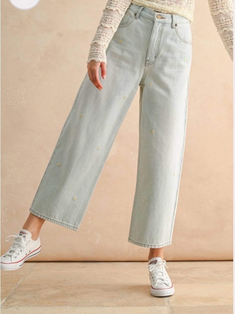 Light Wash Wide-Leg Jeans with Subtle Embroidered Daisies